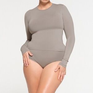 Skims Soft Smoothing Seamless Long-sleeve T-shirt in Smoke